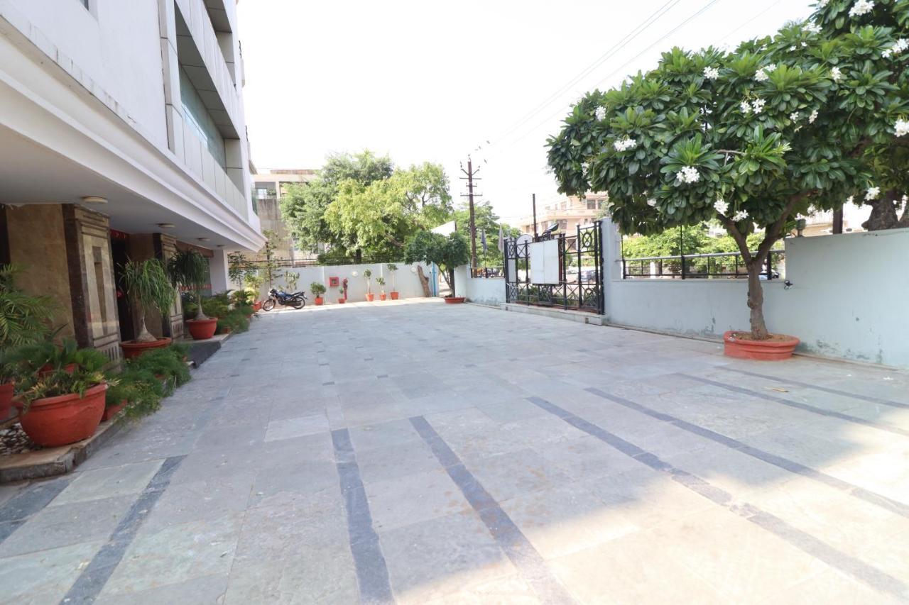Отель Crestmont Ashapurna Jaipur, Banipark Экстерьер фото