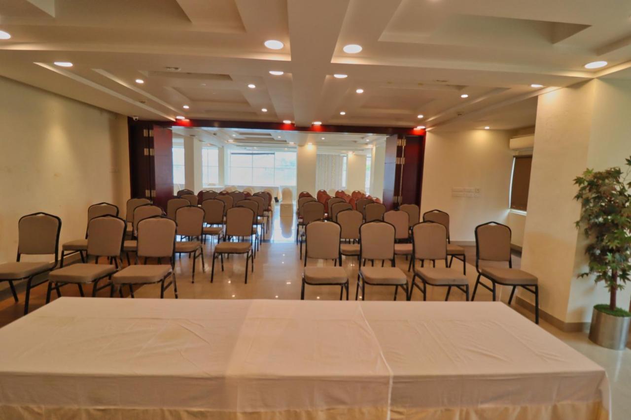 Отель Crestmont Ashapurna Jaipur, Banipark Экстерьер фото