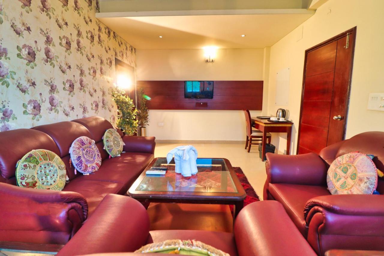 Отель Crestmont Ashapurna Jaipur, Banipark Экстерьер фото