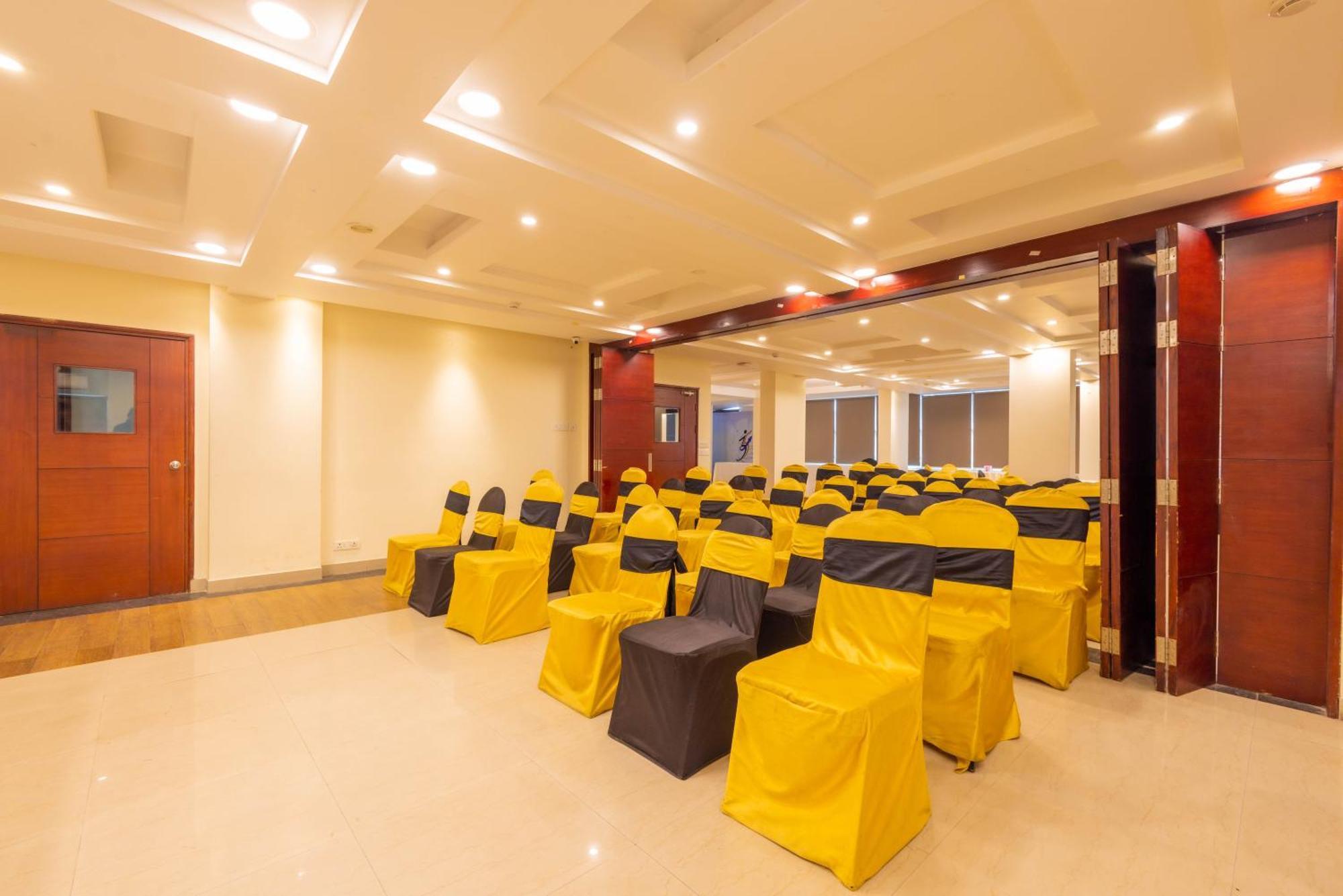 Отель Crestmont Ashapurna Jaipur, Banipark Экстерьер фото