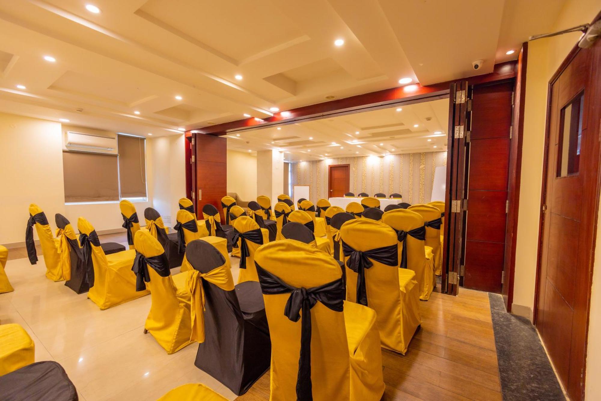 Отель Crestmont Ashapurna Jaipur, Banipark Экстерьер фото