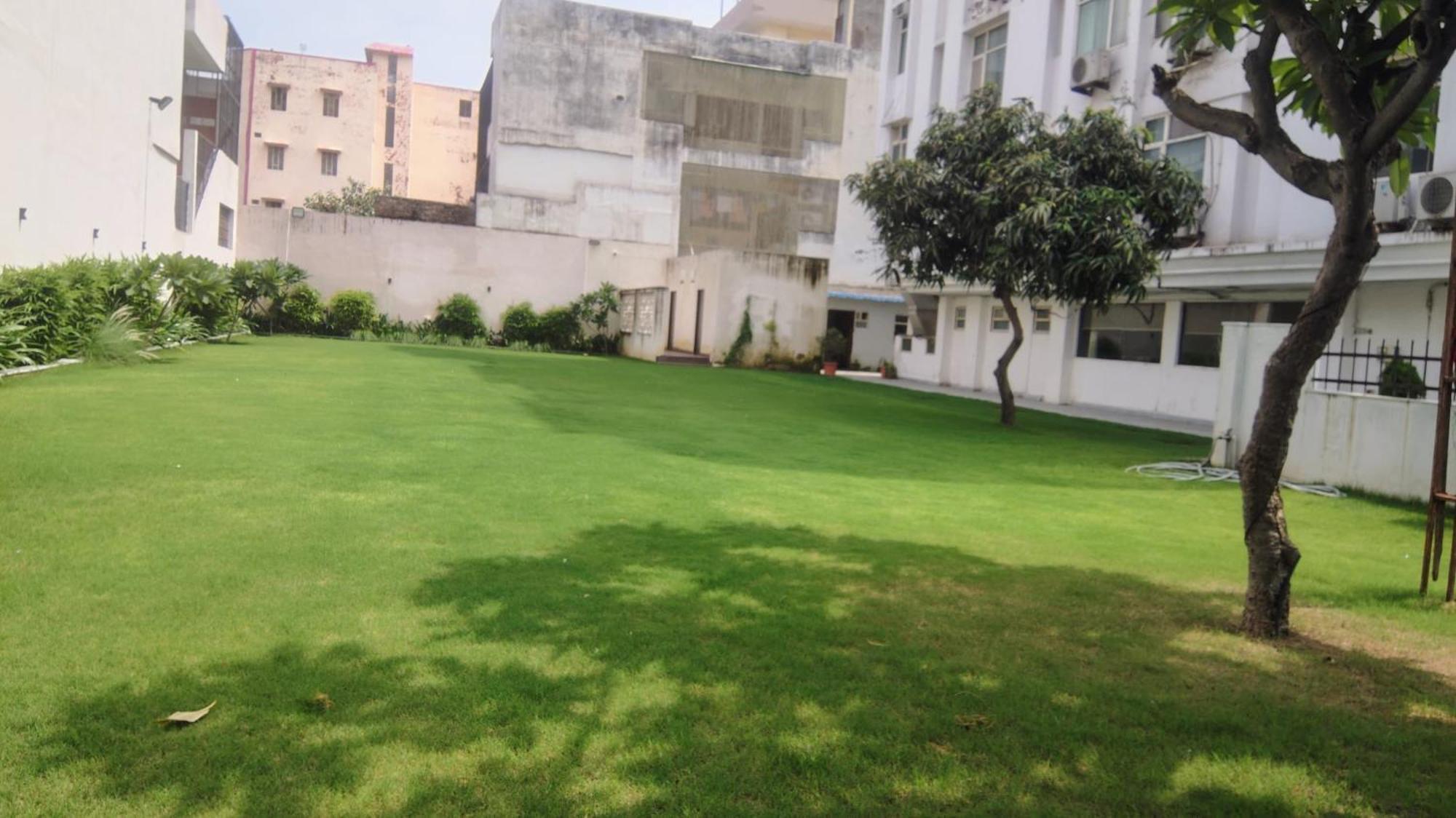 Отель Crestmont Ashapurna Jaipur, Banipark Экстерьер фото